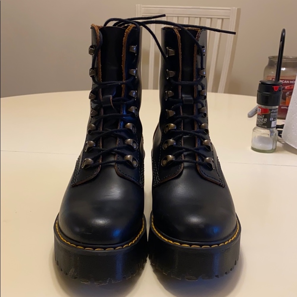 NWOT doc martens leona vintage smooth leather boot
